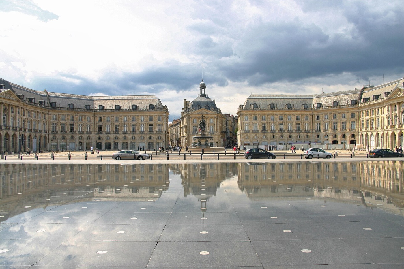 La place de la Bourse de Bordeaux et son reflet dans le miroir d'eau