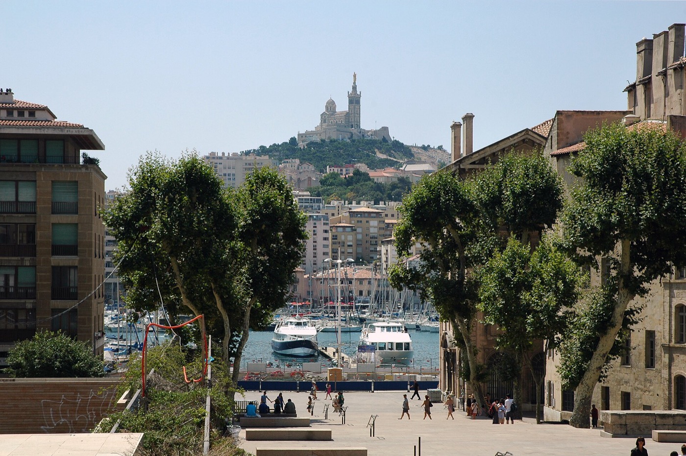Notre-Dame de la Garde au-dessus du Vieux-Port de Marseille