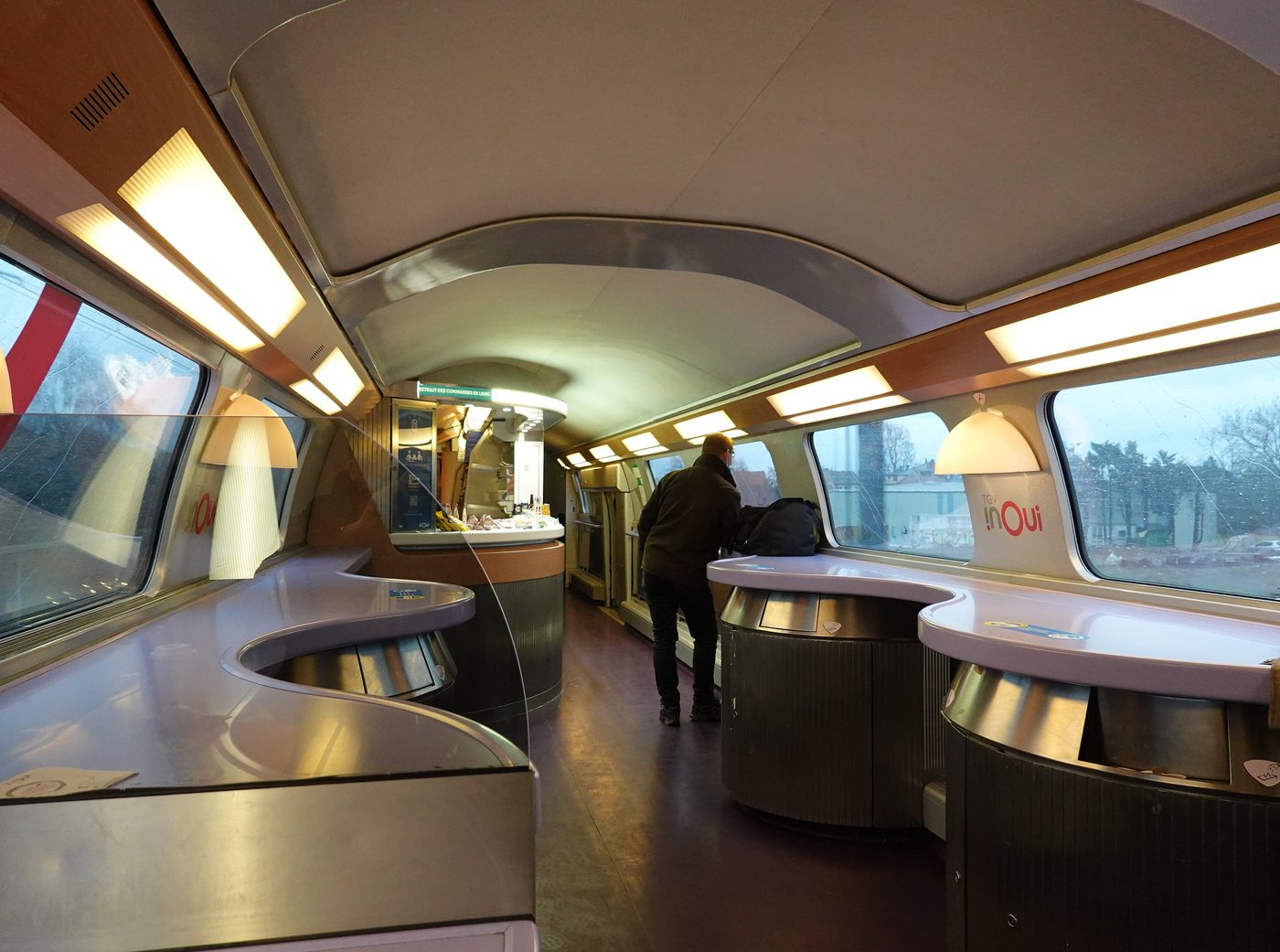 Voyageur debout au comptoir de la voiture-bar d'un TGV INOUI Duplex